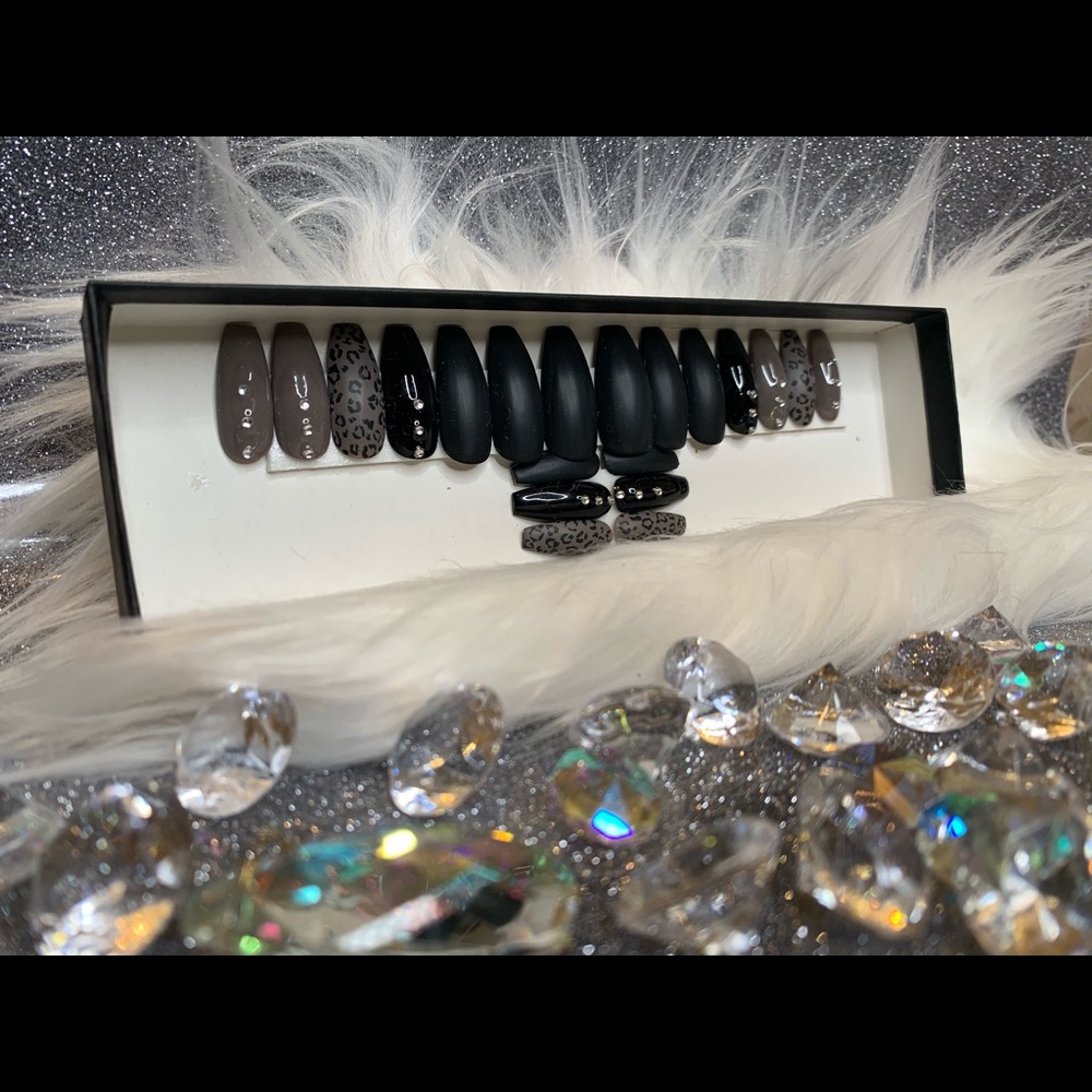 Press On Nails -20 nails & application kit